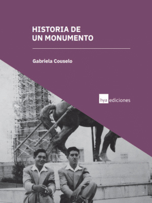 Portada del libro 'Historia de un Monumento' de Gabriela Couselo, con dos hombres sentados frente a una escultura.
